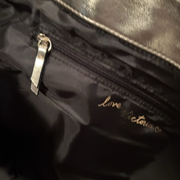 NWT ❤️Victoria’s Secret Cream and Gold Tote Bag. Never been used and PRETTY ❤️❤️ - Picture 3 of 8